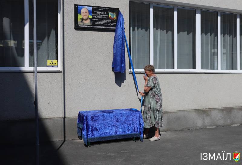 У гімназії №10 відкрито меморіальну дошку на честь Захисника України, молодшого сержанта Геннадія Степанова У гімназії №10 відкрито меморіальну дошку на честь Захисника України, молодшого сержанта Геннадія Степанова