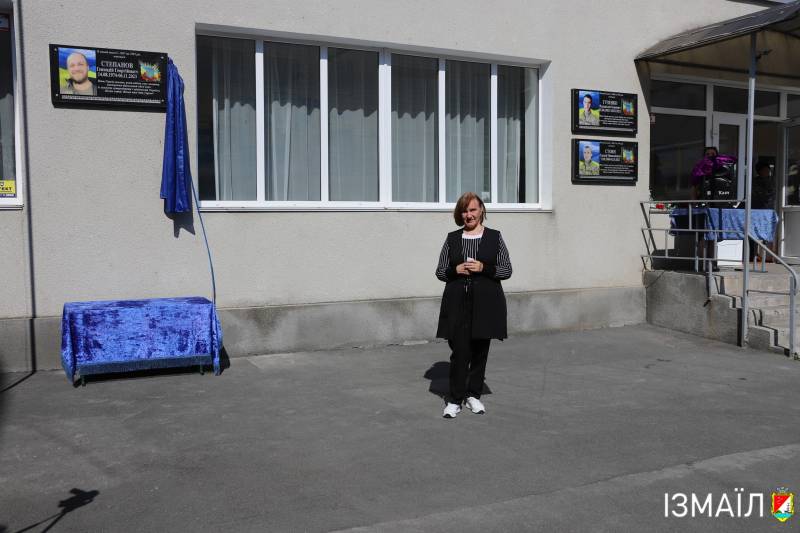 У гімназії №10 відкрито меморіальну дошку на честь Захисника України, молодшого сержанта Геннадія Степанова У гімназії №10 відкрито меморіальну дошку на честь Захисника України, молодшого сержанта Геннадія Степанова