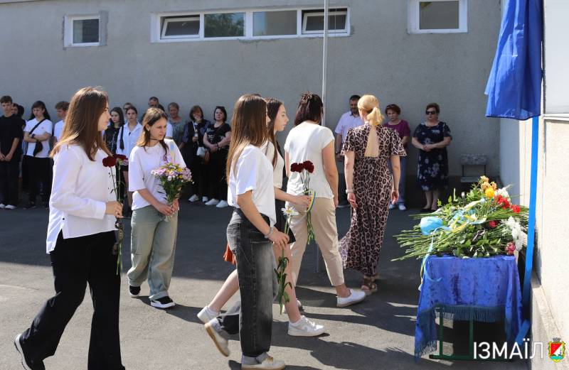 У гімназії №10 відкрито меморіальну дошку на честь Захисника України, молодшого сержанта Геннадія Степанова У гімназії №10 відкрито меморіальну дошку на честь Захисника України, молодшого сержанта Геннадія Степанова