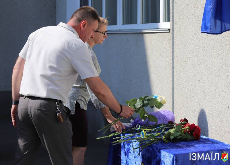 У гімназії №10 відкрито меморіальну дошку на честь Захисника України, молодшого сержанта Геннадія Степанова У гімназії №10 відкрито меморіальну дошку на честь Захисника України, молодшого сержанта Геннадія Степанова
