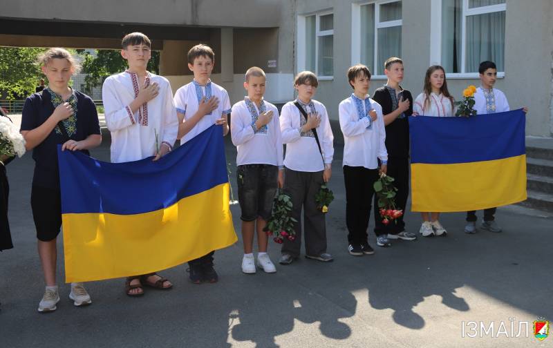 У гімназії №10 відкрито меморіальну дошку на честь Захисника України, молодшого сержанта Геннадія Степанова У гімназії №10 відкрито меморіальну дошку на честь Захисника України, молодшого сержанта Геннадія Степанова