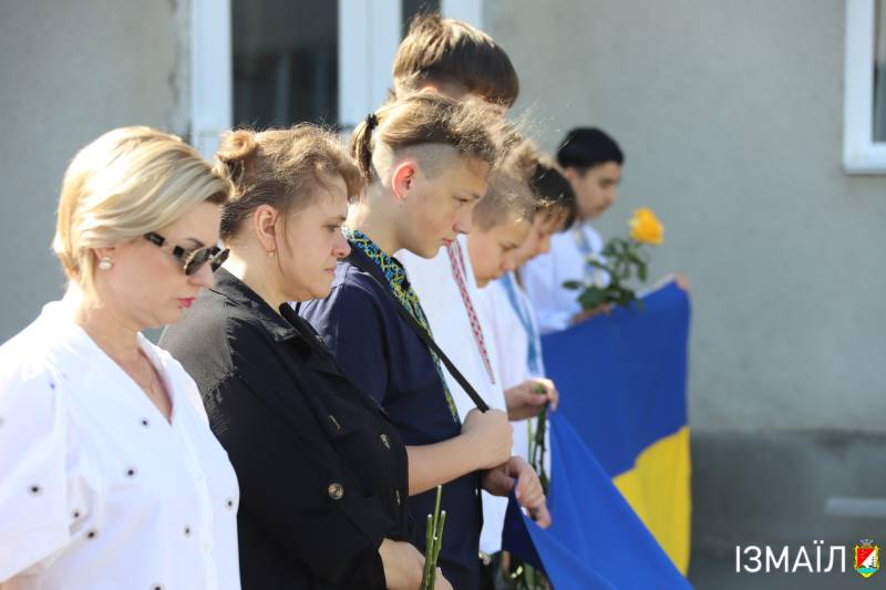 У гімназії №10 відкрито меморіальну дошку на честь Захисника України, молодшого сержанта Геннадія Степанова У гімназії №10 відкрито меморіальну дошку на честь Захисника України, молодшого сержанта Геннадія Степанова