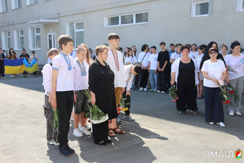 У гімназії №10 відкрито меморіальну дошку на честь Захисника України, молодшого сержанта Геннадія Степанова У гімназії №10 відкрито меморіальну дошку на честь Захисника України, молодшого сержанта Геннадія Степанова