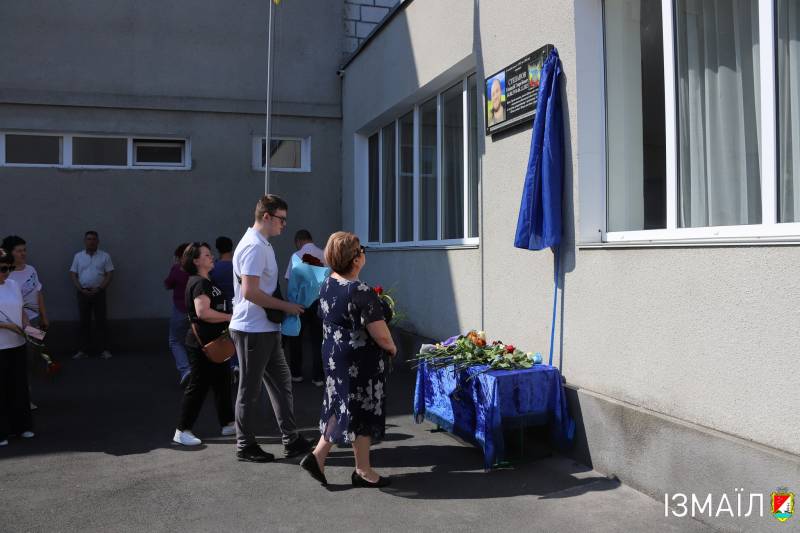 У гімназії №10 відкрито меморіальну дошку на честь Захисника України, молодшого сержанта Геннадія Степанова У гімназії №10 відкрито меморіальну дошку на честь Захисника України, молодшого сержанта Геннадія Степанова