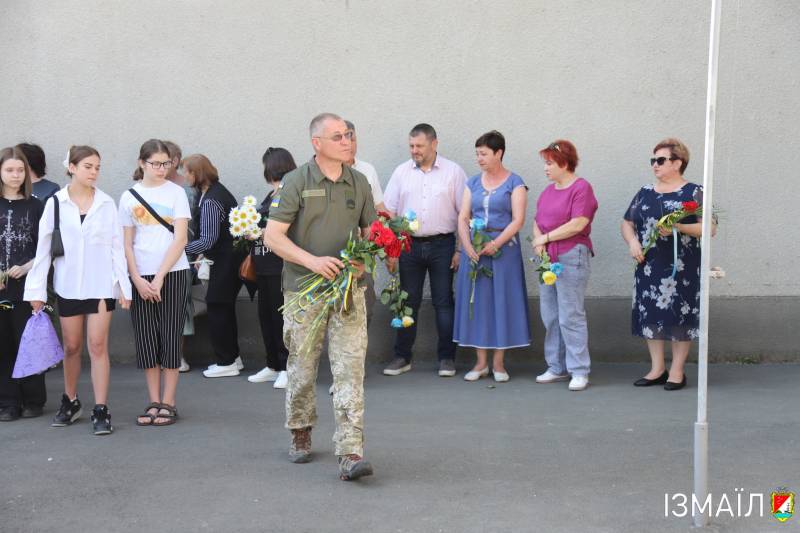 У гімназії №10 відкрито меморіальну дошку на честь Захисника України, молодшого сержанта Геннадія Степанова У гімназії №10 відкрито меморіальну дошку на честь Захисника України, молодшого сержанта Геннадія Степанова