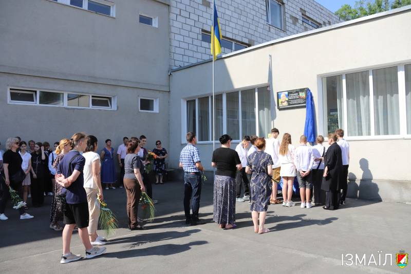 У гімназії №10 відкрито меморіальну дошку на честь Захисника України, молодшого сержанта Геннадія Степанова У гімназії №10 відкрито меморіальну дошку на честь Захисника України, молодшого сержанта Геннадія Степанова