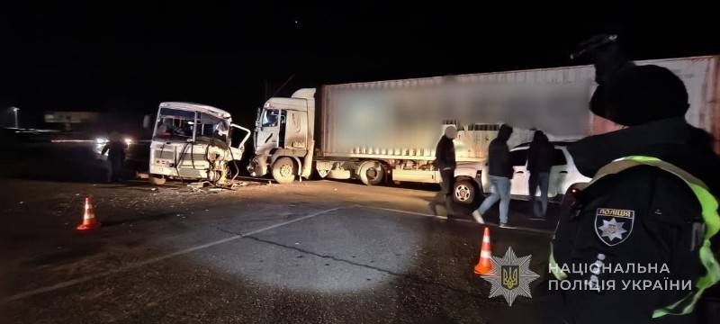 В Одеській області вантажівка врізалась в автобус, є постраждалий В Одеській області вантажівка врізалась в автобус, є постраждалий