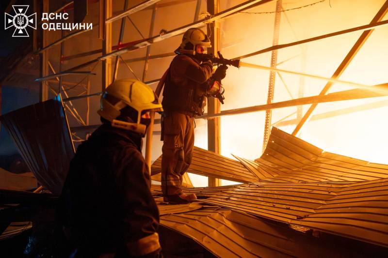 Вночі рф атакувала Одесу: пошкоджено промисловий об'єкт, пожежу гасили майже 80 рятувальників Вночі рф атакувала Одесу: пошкоджено промисловий об'єкт, пожежу гасили майже 80 рятувальників