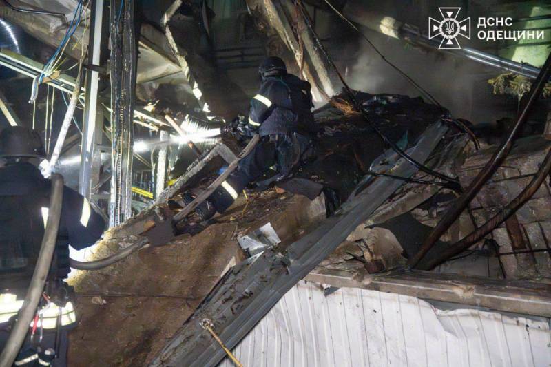 Вночі рф атакувала Одесу: пошкоджено промисловий об'єкт, пожежу гасили майже 80 рятувальників Вночі рф атакувала Одесу: пошкоджено промисловий об'єкт, пожежу гасили майже 80 рятувальників