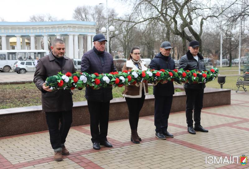 В Ізмаїлі 15 лютого відбулась урочиста церемонія покладання квітів з нагоди Дня вшанування учасників бойових дій на території інших держав В Ізмаїлі 15 лютого відбулась урочиста церемонія покладання квітів з нагоди Дня вшанування учасників бойових дій на території інших держав