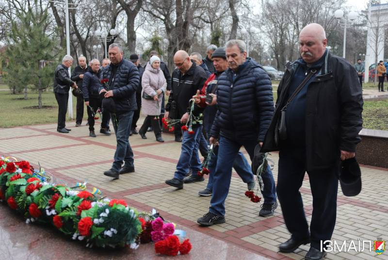 В Ізмаїлі 15 лютого відбулась урочиста церемонія покладання квітів з нагоди Дня вшанування учасників бойових дій на території інших держав В Ізмаїлі 15 лютого відбулась урочиста церемонія покладання квітів з нагоди Дня вшанування учасників бойових дій на території інших держав
