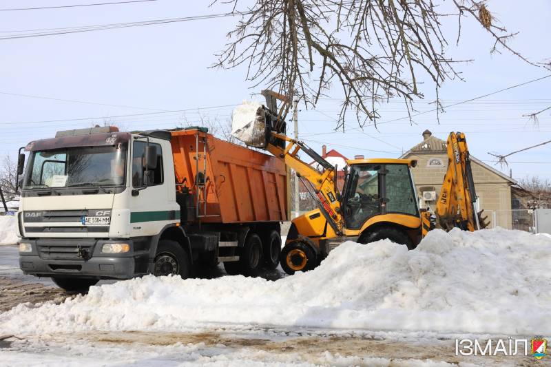 Працівники КП «Житсервіс» продовжують цілодобово й сумлінно працювати над ліквідацією наслідків зимової негоди Працівники КП «Житсервіс» продовжують цілодобово й сумлінно працювати над ліквідацією наслідків зимової негоди