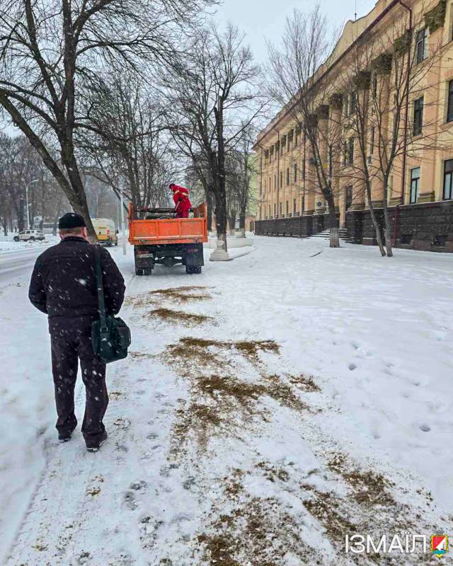 Працівники КП «Житсервіс» продовжують цілодобово й сумлінно працювати над ліквідацією наслідків зимової негоди Працівники КП «Житсервіс» продовжують цілодобово й сумлінно працювати над ліквідацією наслідків зимової негоди