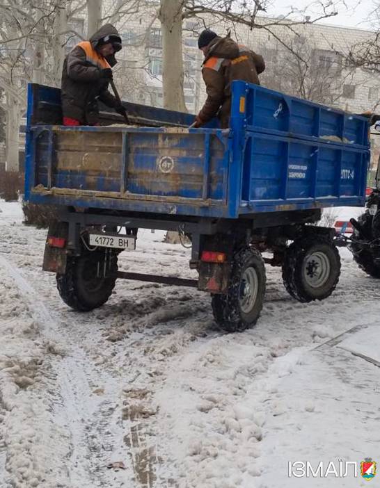 Працівники КП «Житсервіс» продовжують цілодобово й сумлінно працювати над ліквідацією наслідків зимової негоди Працівники КП «Житсервіс» продовжують цілодобово й сумлінно працювати над ліквідацією наслідків зимової негоди