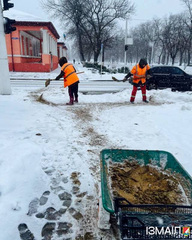 Працівники КП «Житсервіс» продовжують цілодобово й сумлінно працювати над ліквідацією наслідків зимової негоди Працівники КП «Житсервіс» продовжують цілодобово й сумлінно працювати над ліквідацією наслідків зимової негоди