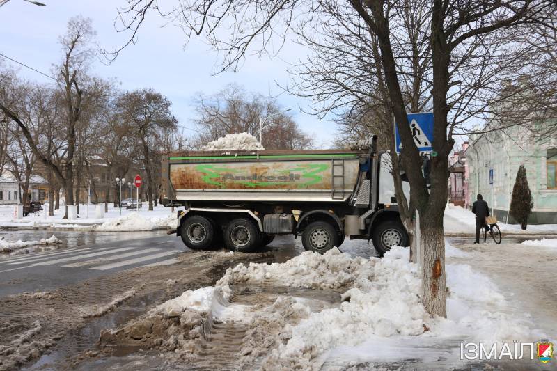 Працівники КП «Житсервіс» продовжують цілодобово й сумлінно працювати над ліквідацією наслідків зимової негоди Працівники КП «Житсервіс» продовжують цілодобово й сумлінно працювати над ліквідацією наслідків зимової негоди