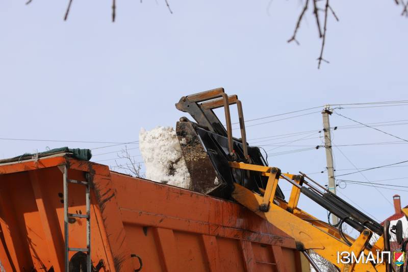 Працівники КП «Житсервіс» продовжують цілодобово й сумлінно працювати над ліквідацією наслідків зимової негоди Працівники КП «Житсервіс» продовжують цілодобово й сумлінно працювати над ліквідацією наслідків зимової негоди