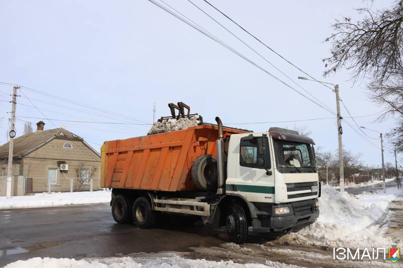 Працівники КП «Житсервіс» продовжують цілодобово й сумлінно працювати над ліквідацією наслідків зимової негоди Працівники КП «Житсервіс» продовжують цілодобово й сумлінно працювати над ліквідацією наслідків зимової негоди