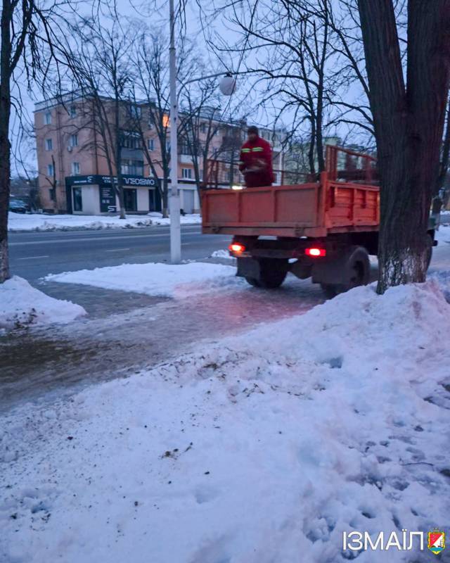 Працівники КП «Житсервіс» продовжують цілодобово й сумлінно працювати над ліквідацією наслідків зимової негоди Працівники КП «Житсервіс» продовжують цілодобово й сумлінно працювати над ліквідацією наслідків зимової негоди