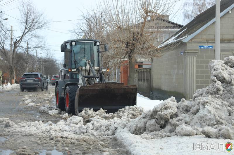 Працівники КП «Житсервіс» продовжують цілодобово й сумлінно працювати над ліквідацією наслідків зимової негоди Працівники КП «Житсервіс» продовжують цілодобово й сумлінно працювати над ліквідацією наслідків зимової негоди