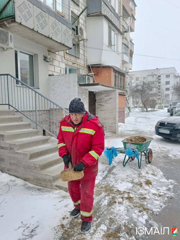 Працівники КП «Житсервіс» продовжують цілодобово й сумлінно працювати над ліквідацією наслідків зимової негоди Працівники КП «Житсервіс» продовжують цілодобово й сумлінно працювати над ліквідацією наслідків зимової негоди
