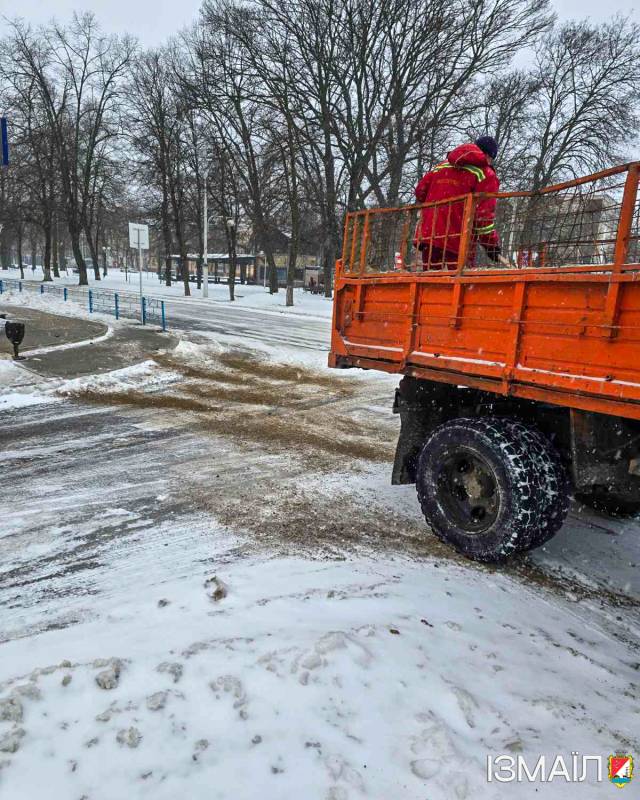 Працівники КП «Житсервіс» продовжують цілодобово й сумлінно працювати над ліквідацією наслідків зимової негоди Працівники КП «Житсервіс» продовжують цілодобово й сумлінно працювати над ліквідацією наслідків зимової негоди