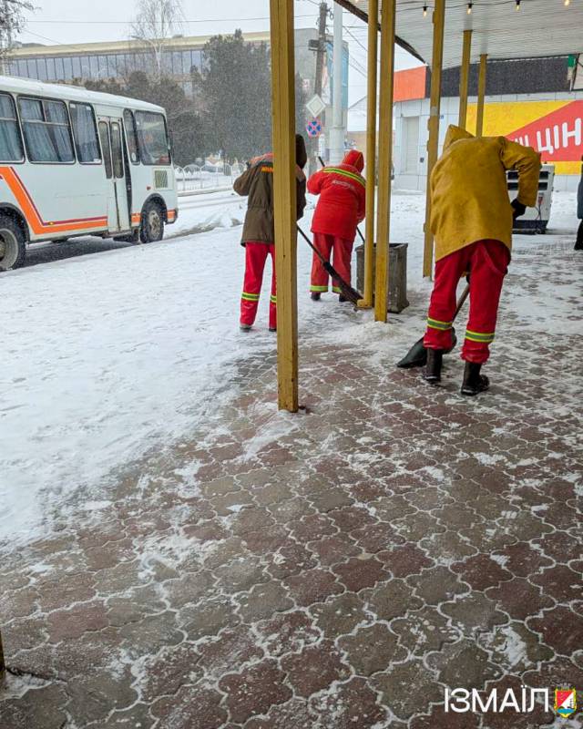 Працівники КП «Житсервіс» продовжують цілодобово й сумлінно працювати над ліквідацією наслідків зимової негоди Працівники КП «Житсервіс» продовжують цілодобово й сумлінно працювати над ліквідацією наслідків зимової негоди