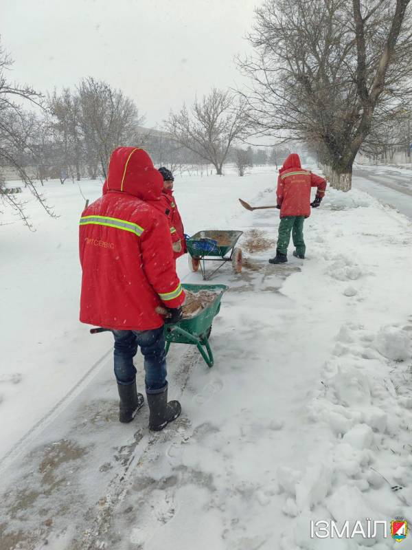 Працівники КП «Житсервіс» продовжують цілодобово й сумлінно працювати над ліквідацією наслідків зимової негоди Працівники КП «Житсервіс» продовжують цілодобово й сумлінно працювати над ліквідацією наслідків зимової негоди