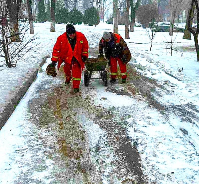 Працівники КП «Житсервіс» продовжують цілодобово й сумлінно працювати над ліквідацією наслідків зимової негоди Працівники КП «Житсервіс» продовжують цілодобово й сумлінно працювати над ліквідацією наслідків зимової негоди