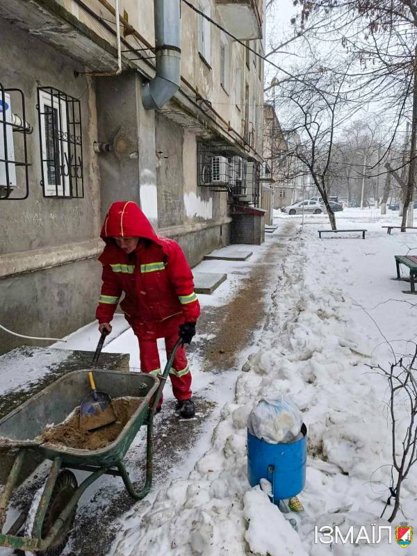 Працівники КП «Житсервіс» продовжують цілодобово й сумлінно працювати над ліквідацією наслідків зимової негоди Працівники КП «Житсервіс» продовжують цілодобово й сумлінно працювати над ліквідацією наслідків зимової негоди
