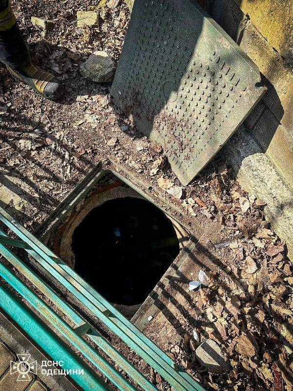 В Одесі дворічна дитина впала у відкритий люк В Одесі дворічна дитина впала у відкритий люк