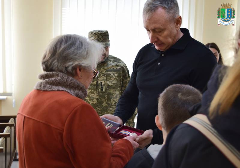 В Ізмаїлі родинам полеглих військових вручили посмертні відзнаки В Ізмаїлі родинам полеглих військових вручили посмертні відзнаки