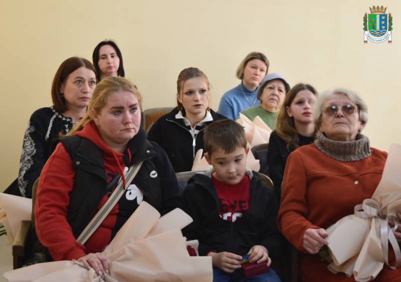 В Ізмаїлі родинам полеглих військових вручили посмертні відзнаки В Ізмаїлі родинам полеглих військових вручили посмертні відзнаки