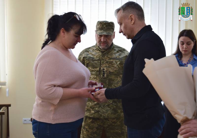 В Ізмаїлі родинам полеглих військових вручили посмертні відзнаки В Ізмаїлі родинам полеглих військових вручили посмертні відзнаки
