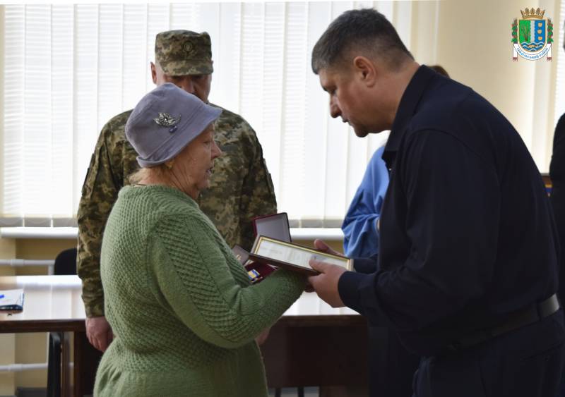 В Ізмаїлі родинам полеглих військових вручили посмертні відзнаки В Ізмаїлі родинам полеглих військових вручили посмертні відзнаки