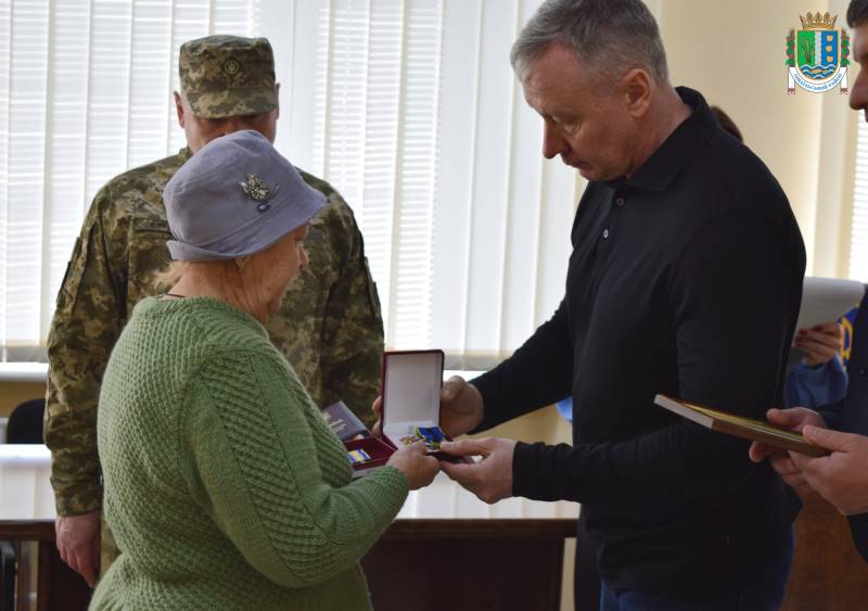 В Ізмаїлі родинам полеглих військових вручили посмертні відзнаки В Ізмаїлі родинам полеглих військових вручили посмертні відзнаки