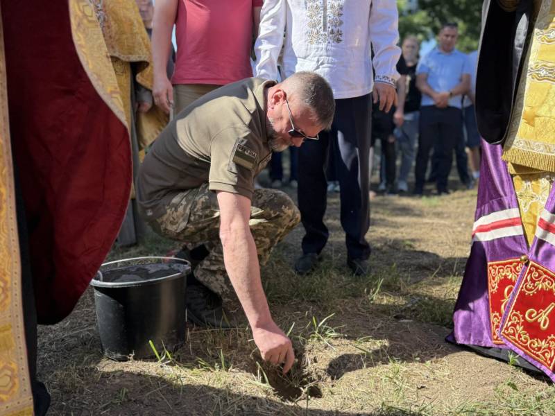 На Одещині прикордонники взяли участь в освяченні землі під будівництво нового храму На Одещині прикордонники взяли участь в освяченні землі під будівництво нового храму