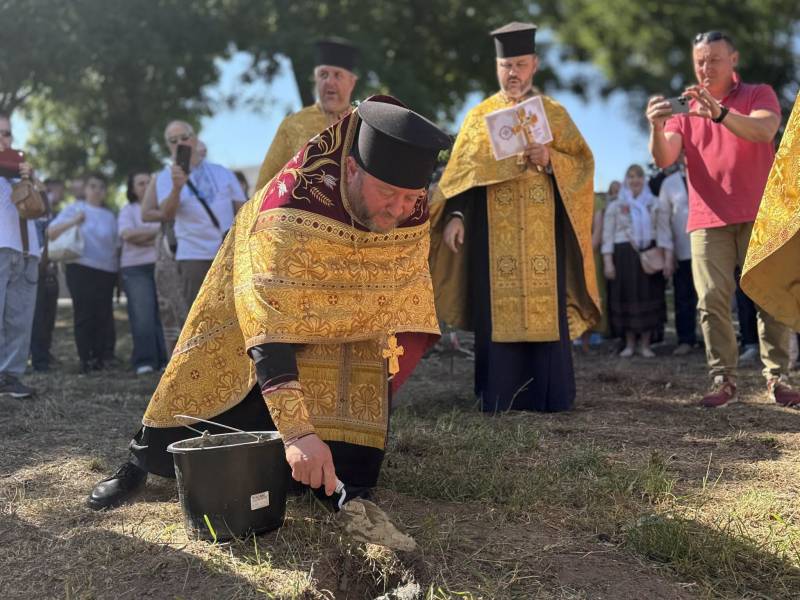 На Одещині прикордонники взяли участь в освяченні землі під будівництво нового храму На Одещині прикордонники взяли участь в освяченні землі під будівництво нового храму