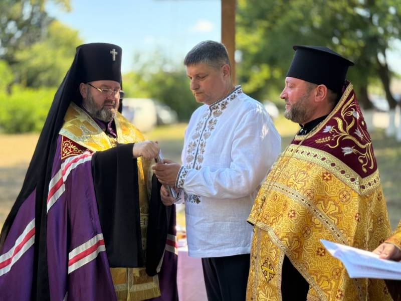 На Одещині прикордонники взяли участь в освяченні землі під будівництво нового храму На Одещині прикордонники взяли участь в освяченні землі під будівництво нового храму
