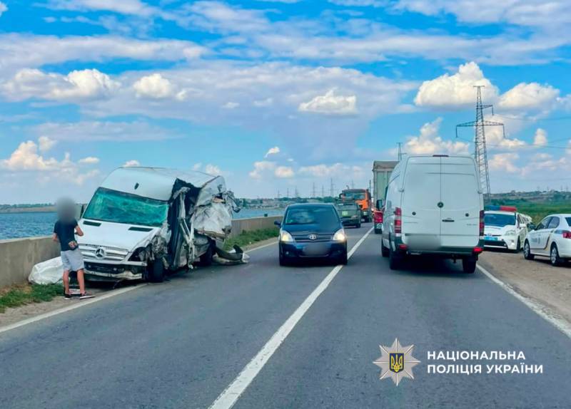 Поліція з’ясовує обставини потрійної ДТП в Одеській області Поліція з’ясовує обставини потрійної ДТП в Одеській області