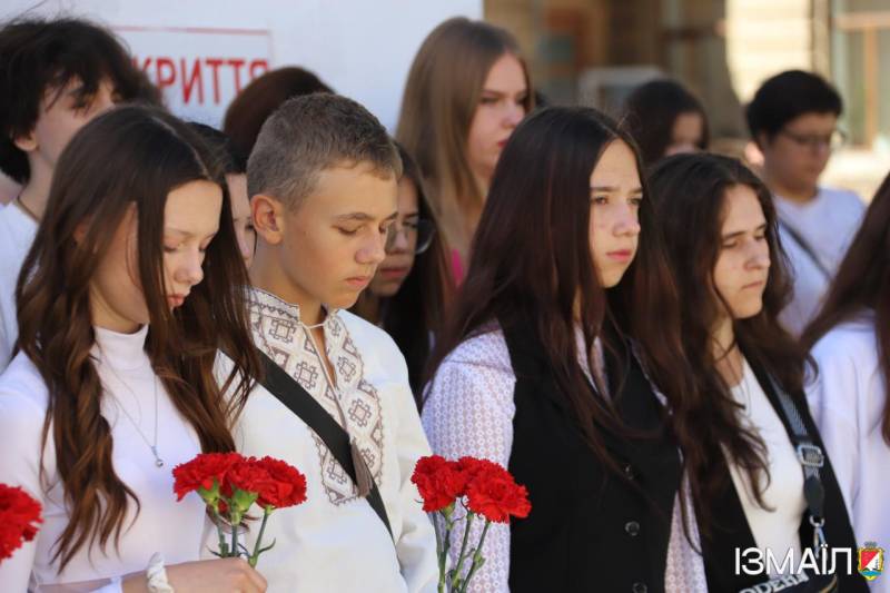 В Ізмаїльській гімназії №2 відкрито меморіальну дошку на честь полеглого Захисника України – солдата Євгена Орлова В Ізмаїльській гімназії №2 відкрито меморіальну дошку на честь полеглого Захисника України – солдата Євгена Орлова