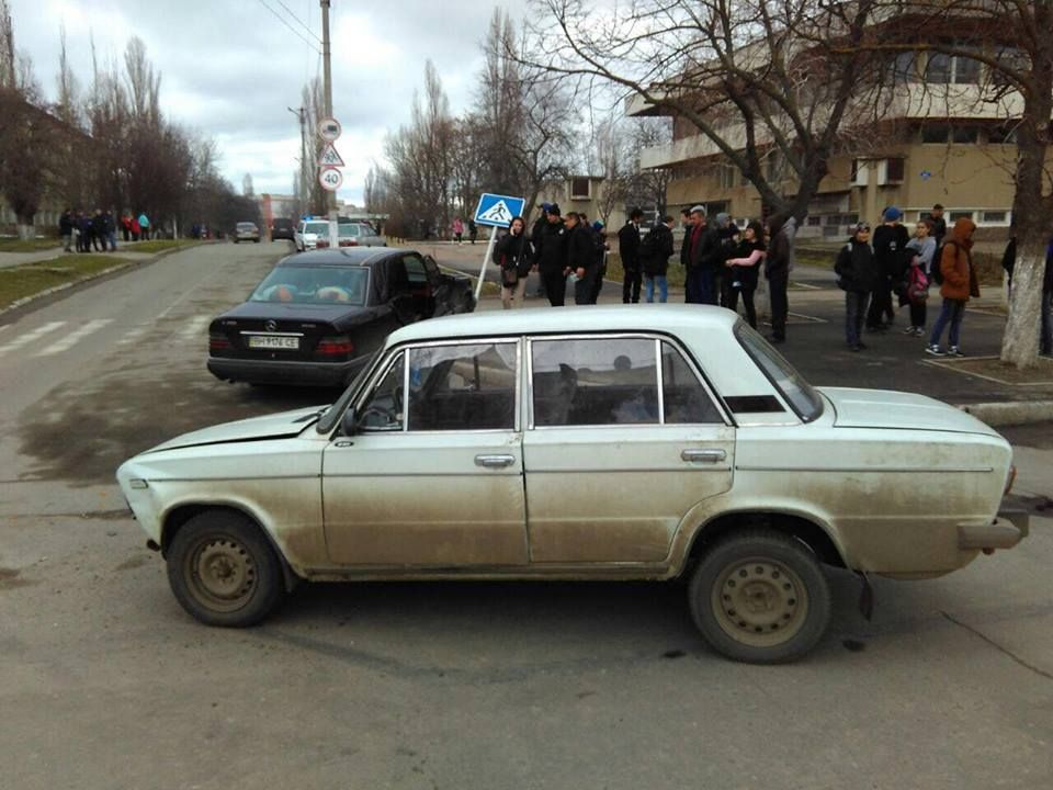 В Измаиле на проспекте Мира снесли дорожный знак, два авто повреждены (ФОТО) В Измаиле на проспекте Мира снесли дорожный знак, два авто повреждены (ФОТО)