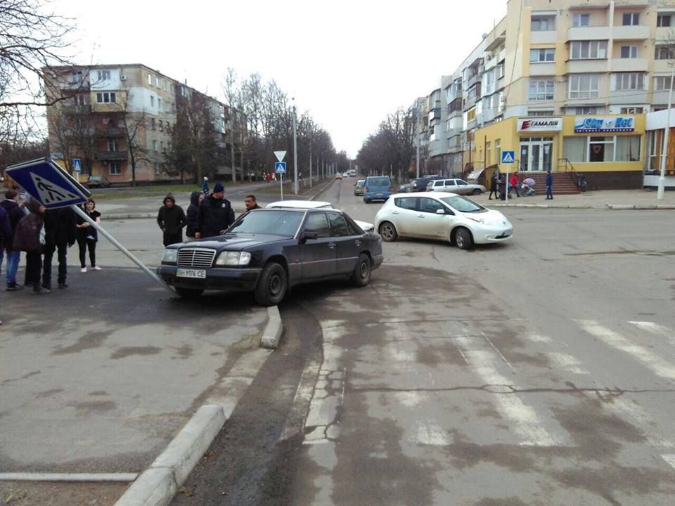 В Измаиле на проспекте Мира снесли дорожный знак, два авто повреждены (ФОТО) В Измаиле на проспекте Мира снесли дорожный знак, два авто повреждены (ФОТО)