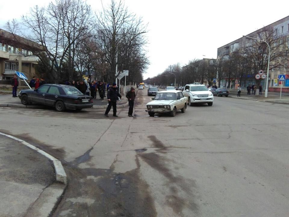 В Измаиле на проспекте Мира снесли дорожный знак, два авто повреждены (ФОТО) В Измаиле на проспекте Мира снесли дорожный знак, два авто повреждены (ФОТО)