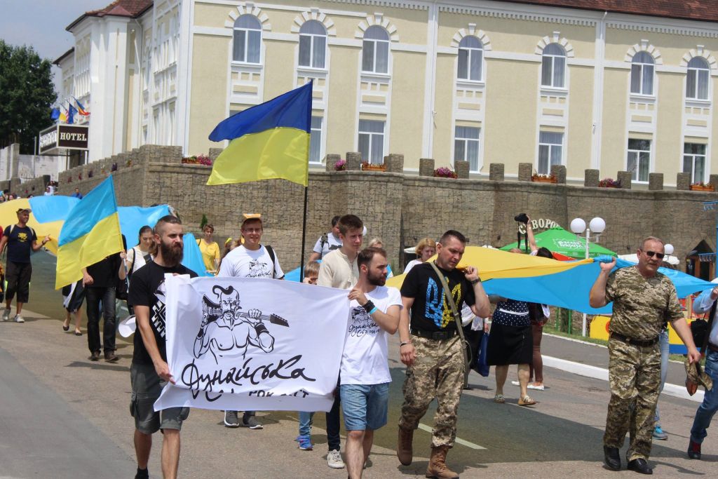 По Измаилу пронесли стометровый флаг участники фестиваля "Дунайська січ (ФОТО) По Измаилу пронесли стометровый флаг участники фестиваля "Дунайська січ (ФОТО)