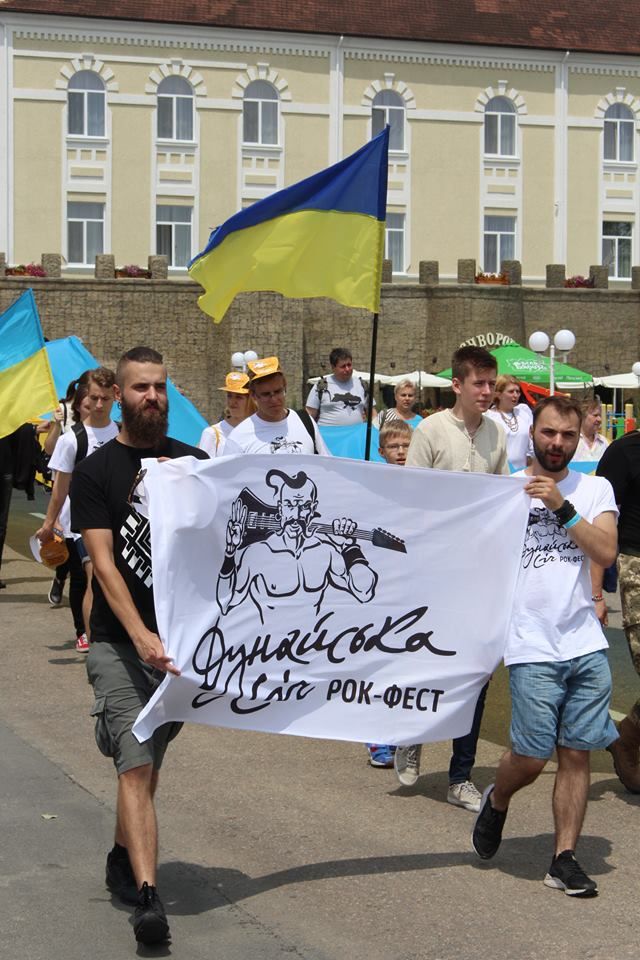 По Измаилу пронесли стометровый флаг участники фестиваля "Дунайська січ (ФОТО) По Измаилу пронесли стометровый флаг участники фестиваля "Дунайська січ (ФОТО)