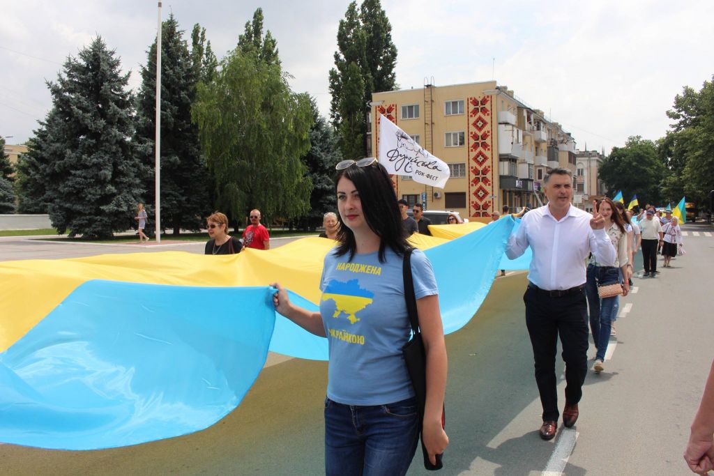 По Измаилу пронесли стометровый флаг участники фестиваля "Дунайська січ (ФОТО) По Измаилу пронесли стометровый флаг участники фестиваля "Дунайська січ (ФОТО)