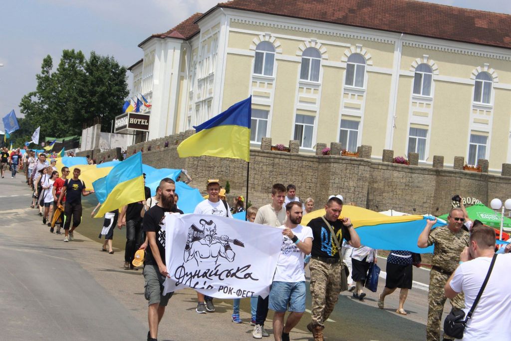 По Измаилу пронесли стометровый флаг участники фестиваля "Дунайська січ (ФОТО) По Измаилу пронесли стометровый флаг участники фестиваля "Дунайська січ (ФОТО)
