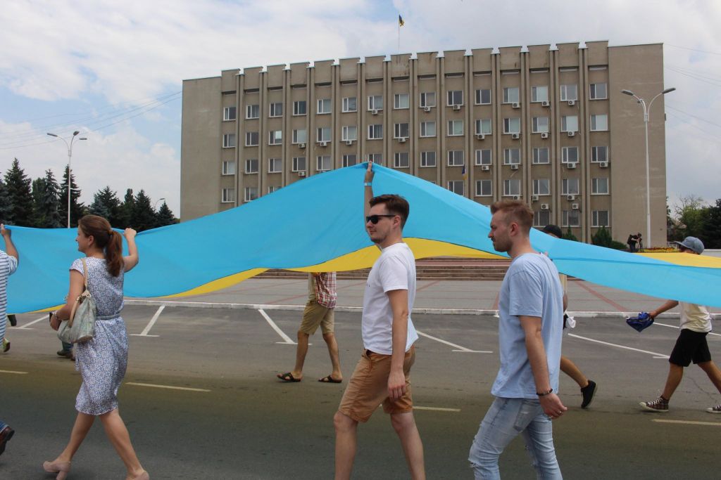 По Измаилу пронесли стометровый флаг участники фестиваля "Дунайська січ (ФОТО) По Измаилу пронесли стометровый флаг участники фестиваля "Дунайська січ (ФОТО)