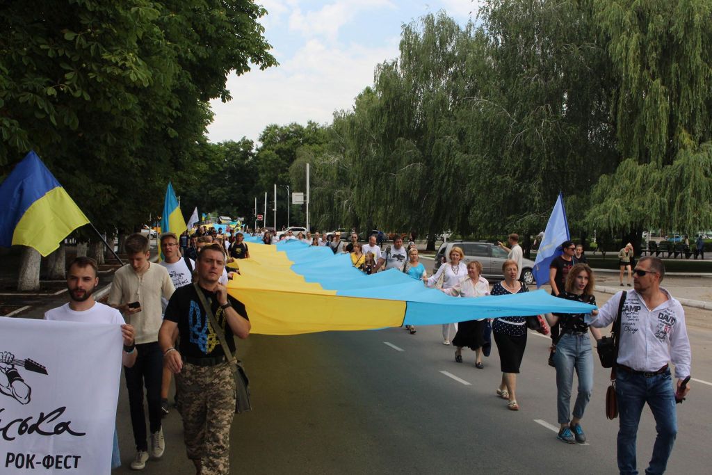 По Измаилу пронесли стометровый флаг участники фестиваля "Дунайська січ (ФОТО) По Измаилу пронесли стометровый флаг участники фестиваля "Дунайська січ (ФОТО)